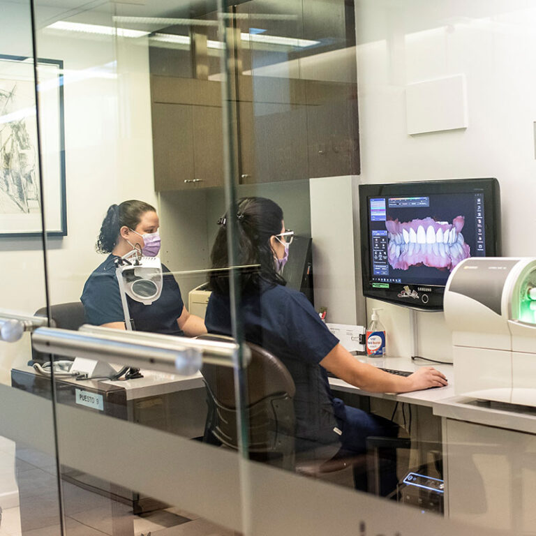 Profesionales de Dental System trabajando con tecnología digital