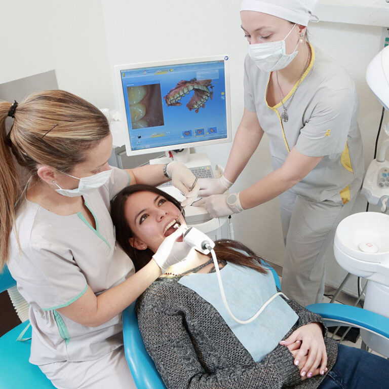 Escaneo intraoral digital de una paciente en Dental System